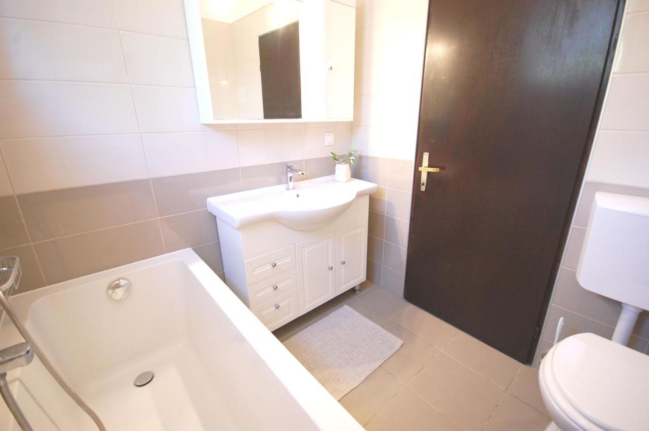 Apartment Margareta By El-Pi Tours Njivice Eksteriør billede