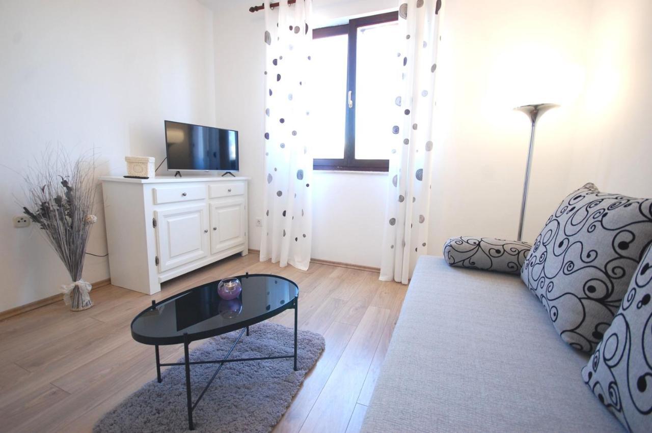 Apartment Margareta By El-Pi Tours Njivice Eksteriør billede