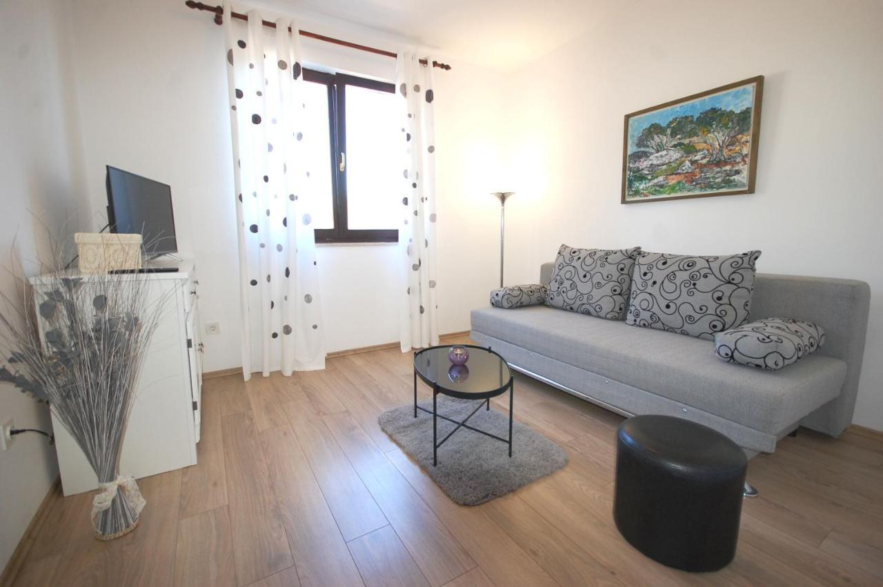 Apartment Margareta By El-Pi Tours Njivice Eksteriør billede
